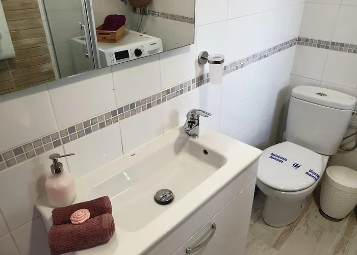 Views, International Channels, A-c, Pool, Bar